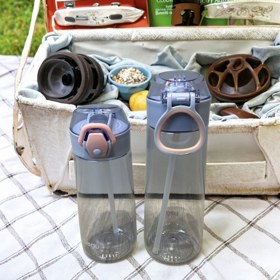 Wholesale 600ml Plastic Sports Water Bottle with Straw for Outdoor Camping Boiling Water Children Friendly