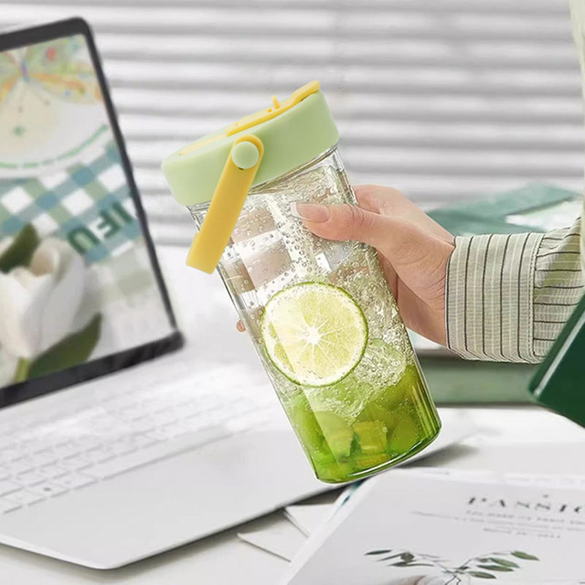 Wide and Small Mouth Fruit Juice Plastic Cup with Leak-Proof Drinking Lid for Occasions and Presents